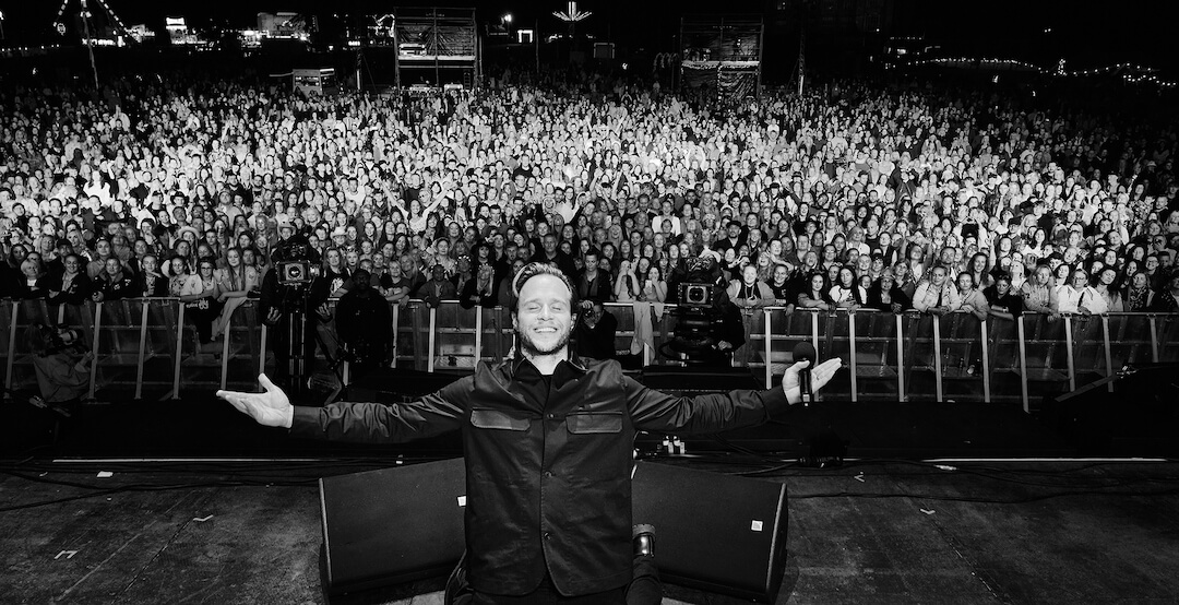 Olly Murs and the crowd taking a moment at Flackstock